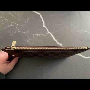 Louie Vuitton Damier Pouch